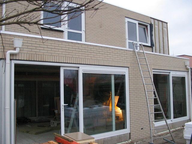 Plaatsen prefab kelder en opbouw op kelder (3 bouwlagen)